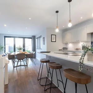 Elliot Oliver - The Old Surgery - Stunning 4 Bedroom With Parking In Holiday home